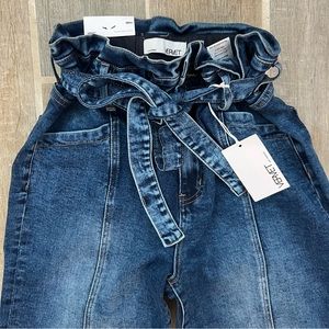 Vici NWT Isabella High Rise Belted Mom Jeans Sz 29; Runs Large like 10